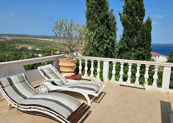 Nives 펜션 로바니스카